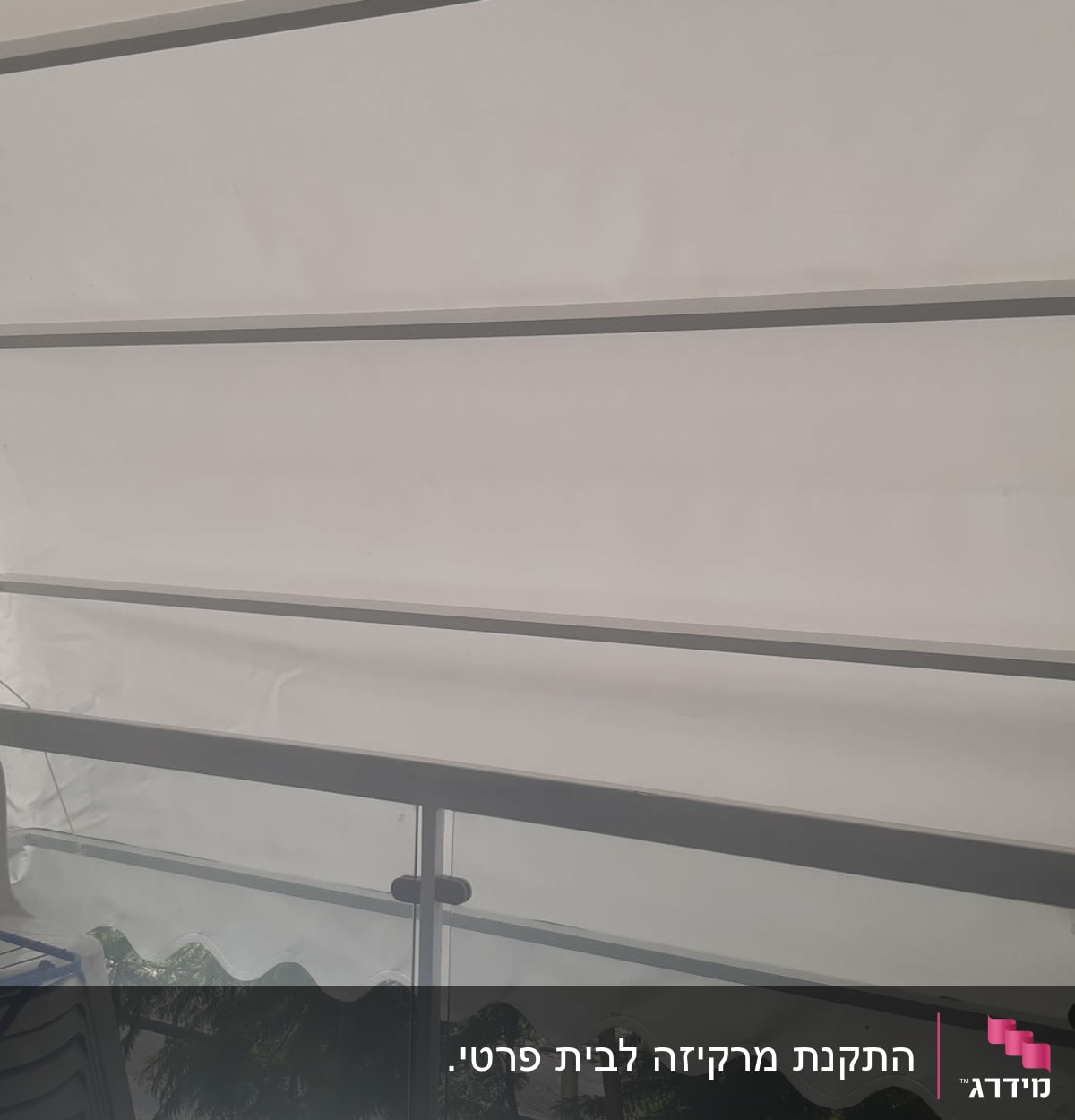 סוכך לבן עם מסגרת מתכת, צל על הקיר